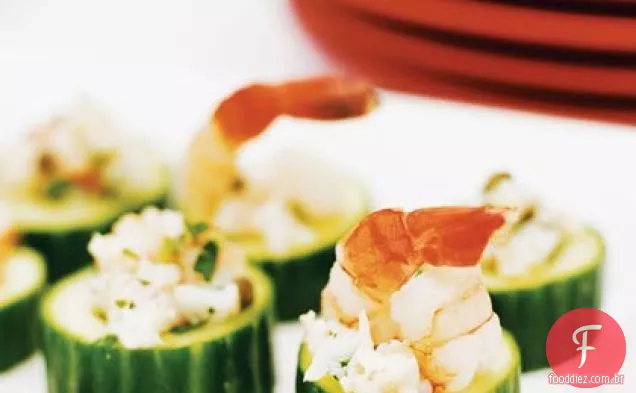 Salada de camarão Mediterrâneo em copos de pepino