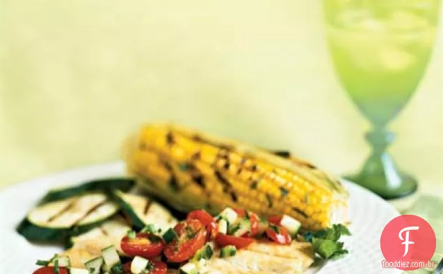 Peixe grelhado com pepino-molho de tomate