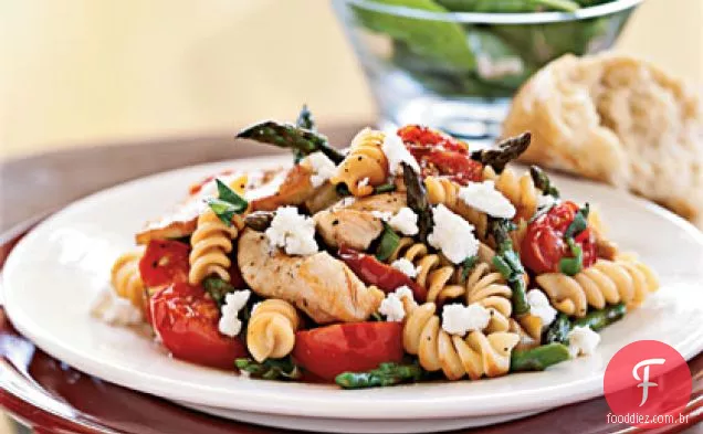 Rotini com frango, aspargos e tomates