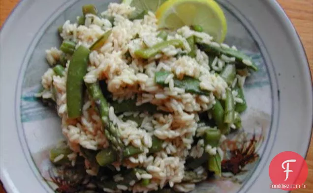 Salada de arroz de primavera com molho de limão e endro