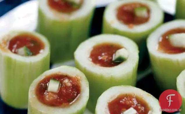 Tiros de gaspacho em canhões de pepino