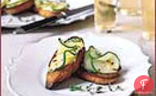 Crostini de feijão branco com pepinos picantes