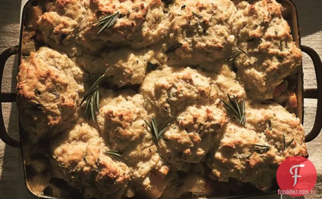 Torta de raiz vegetal e cogumelo com cobertura de biscoito de alecrim