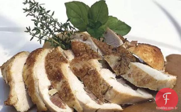 Peitos de frango recheados com molho de tomate agridoce