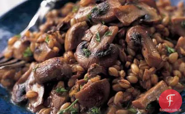 Pilaf de cevada com cogumelos salteados