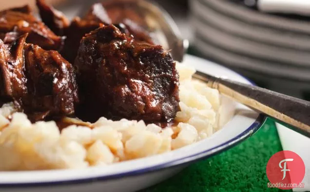 Costelas curtas refogadas com batatas e maçãs 