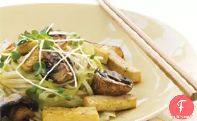 Tofu Melado Em Udon Com Fitas De Pepino
