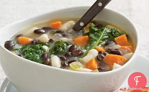 Sopa de dois feijões com couve