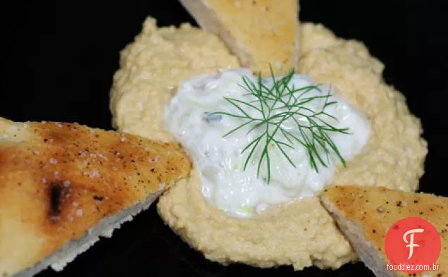 Pão achatado grelhado e salada de pepino e iogurte