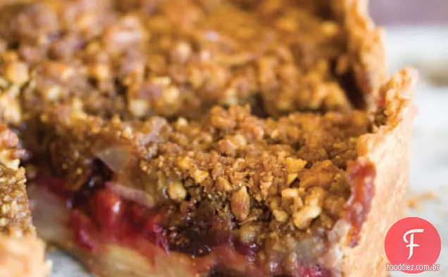Torta de frutas de Inverno de prato fundo com migalha de noz