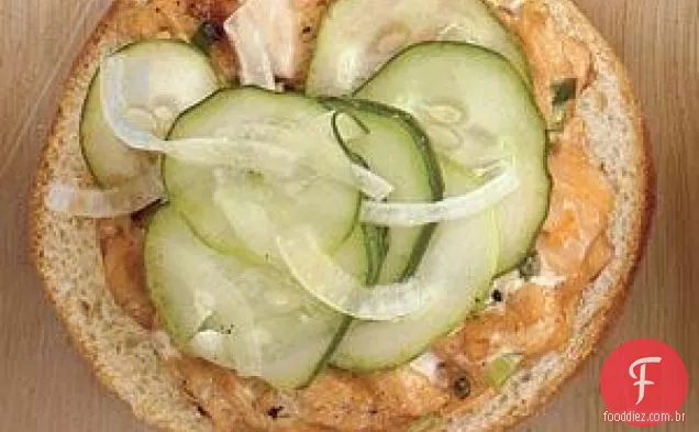 Hambúrgueres De Salmão Com Pepinos Em Conserva Rápidos