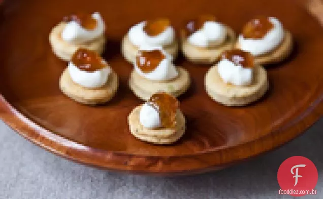 Bolinhos De Cordeiro Com Vinagre De Pepino Mergulhando Molho