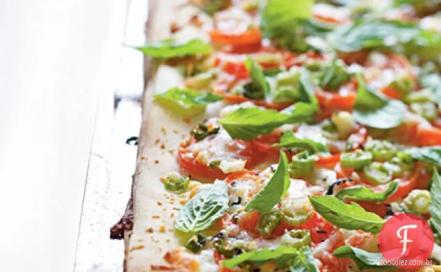 Phyllo Pizza com queijo Feta, manjericão e tomate