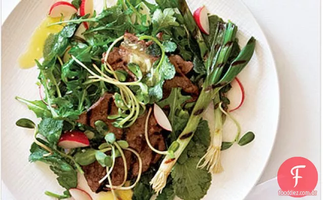 Salada de carne grelhada e cebolinha