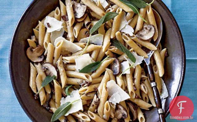 Penne com sálvia e cogumelos