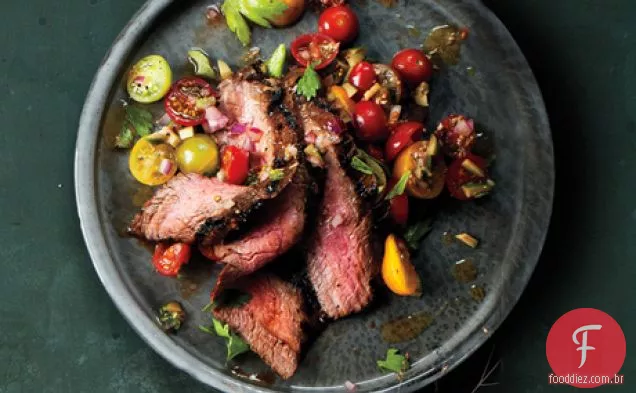 Bife de flanco com salada de tomate Bloody Mary