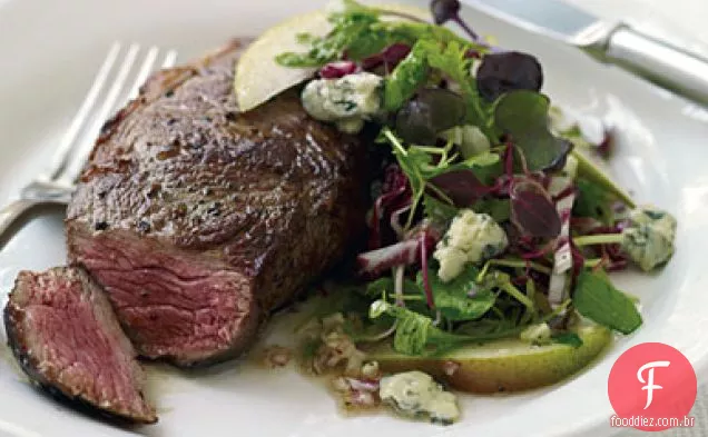 Bifes de costela com salada de Radicchio, Pêra e queijo azul
