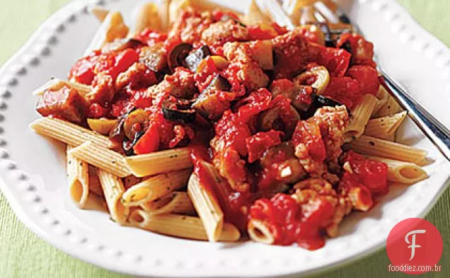 Penne de trigo integral com linguiça, berinjela e azeitonas
