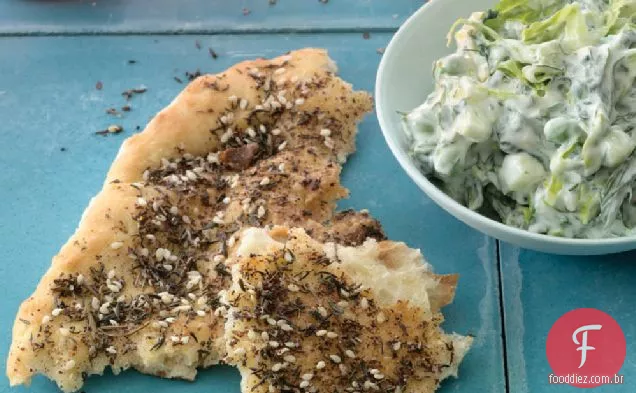 Za'atar Flatbreads com salada de pepino e iogurte