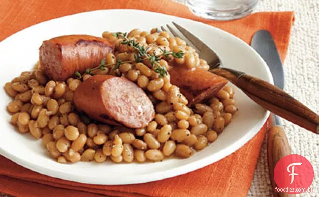 Pequeno feijão francês com linguiça defumada