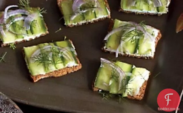 Queijo De Cabra, Pepino E Biscoitos De Chá De Endro