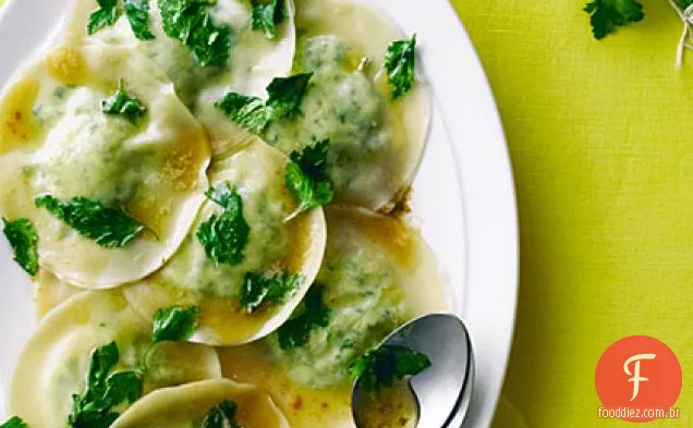 Ravioli de salsa com molho de manteiga marrom
