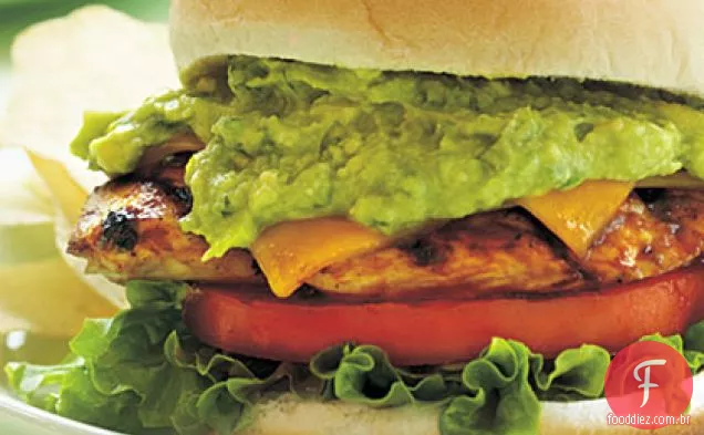 Sanduíches grelhados da galinha do BBQ com propagação picante do abacate