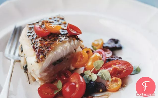 Robalo assado do Mar Negro com tomate e Salada De Azeitona