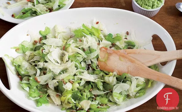 Salada de erva-doce e aipo com sementes de abóbora