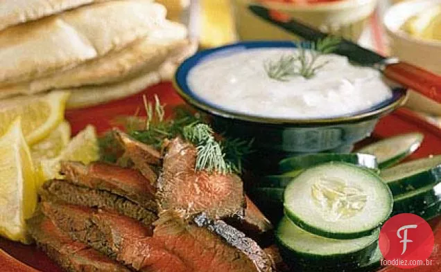Sanduíches London Broil com iogurte-molho de pepino