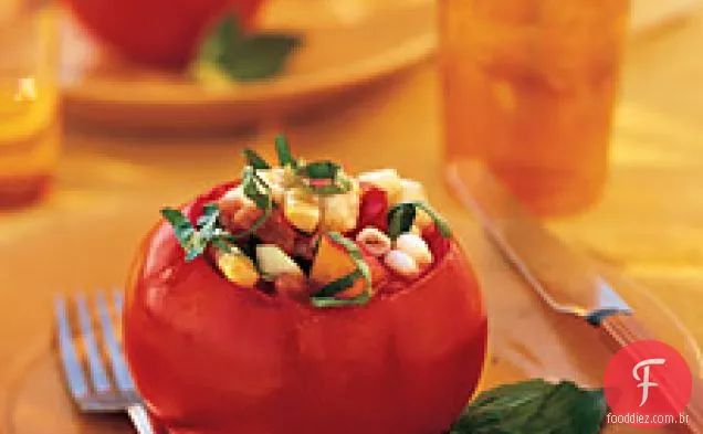 Tomates Recheados Com Pêssegos, Milho, Pepino E Manjericão