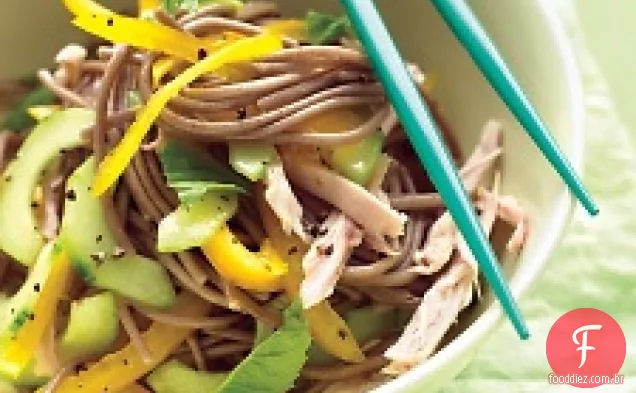 Salada fria de Soba-macarrão com frango, pimentão e pepino