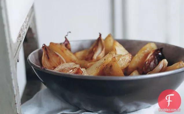 Batatas assadas e chalotas