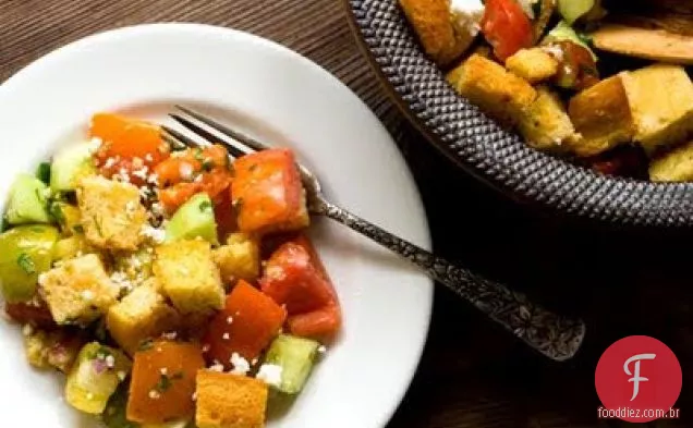 Salada De Tomate E Pepino Com Croutons De Pão De Milho