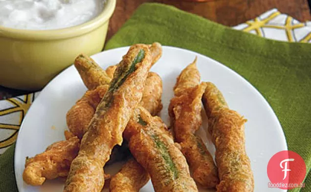Feijão verde Tempura com creme azedo Caiena suave