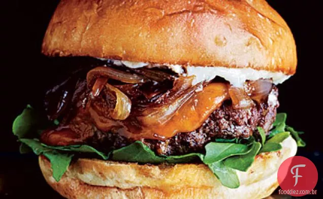 Cheeseburgers Cheddar com chalotas caramelizadas