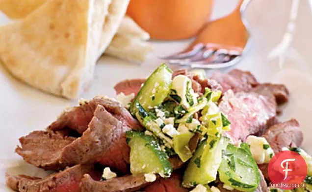 Bife de flanco com pepino-Pepperoncini Relish