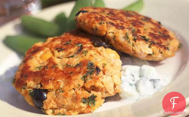 Bolos de salmão Mediterrâneo com molho de pepino