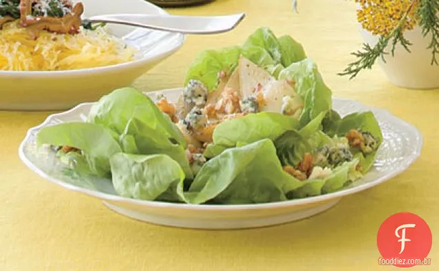Salada Bibb com peras salpicadas e nozes cristalizadas