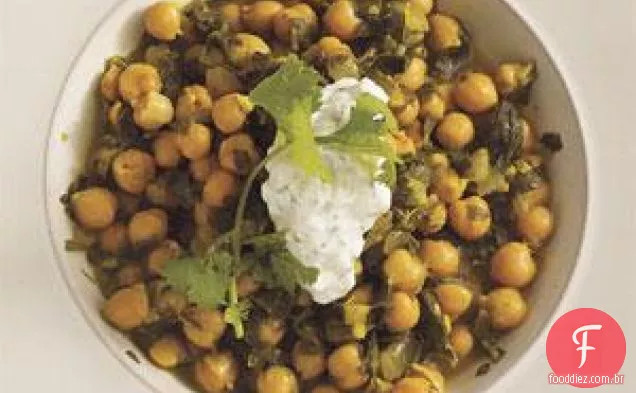 Grão de bico-espinafre Curry com pepino-molho de iogurte