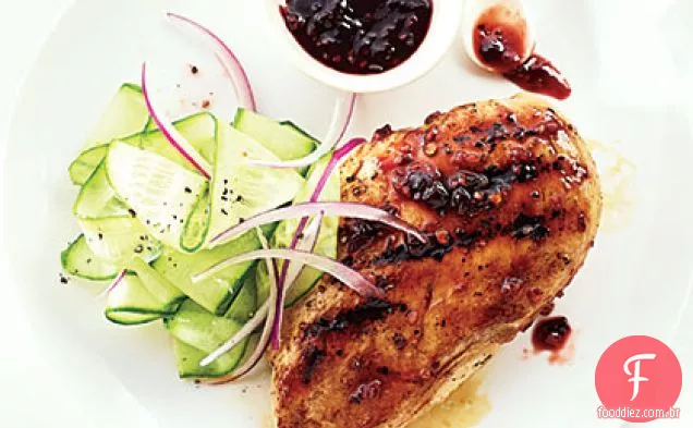 Peitos de frango com framboesa-Chipotle com salada de pepino