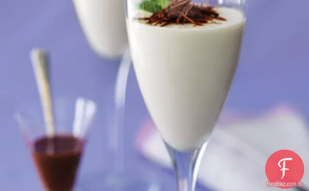 Panna Cotta De Chocolate Branco Com Molho De Chocolate Escuro