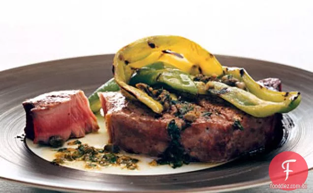 Atum grelhado e pimentos com vinagrete de alcaparras