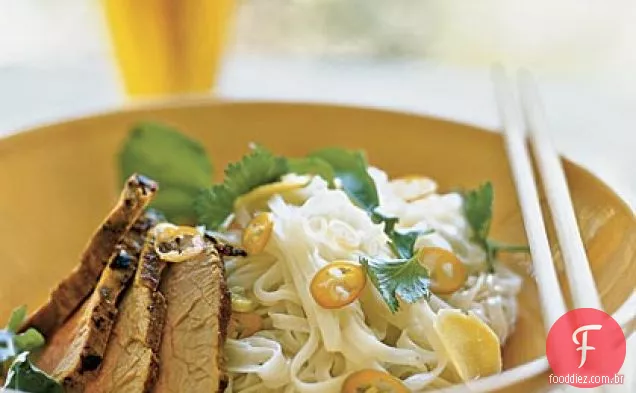 Carne de porco assada sobre macarrão de arroz com limão e Coco
