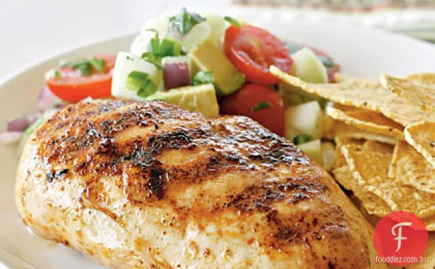 Peitos de frango com abacate, tomate e Salsa de pepino