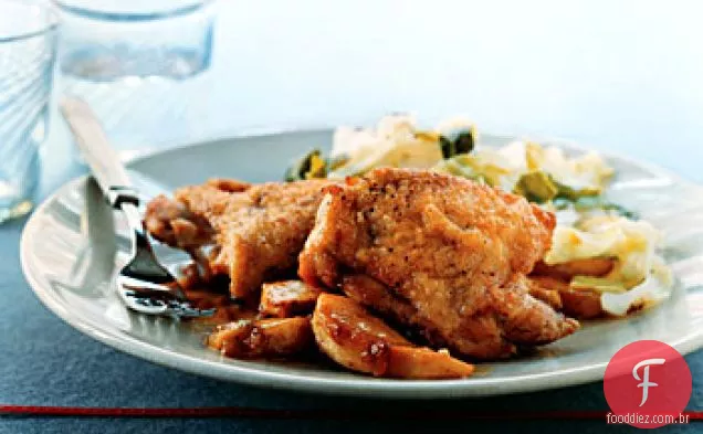 Frango assado com maçãs e sálvia