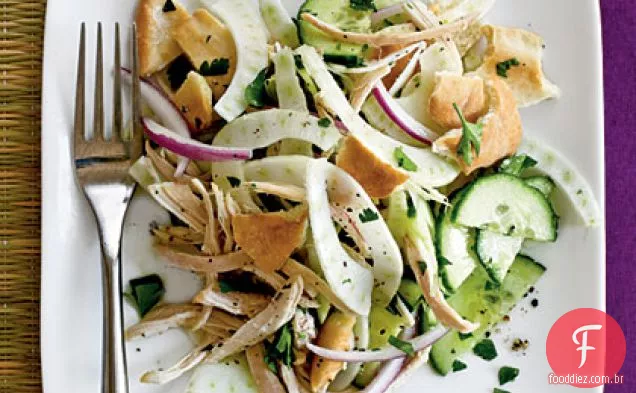Salada Pita com pepino, erva-doce e frango