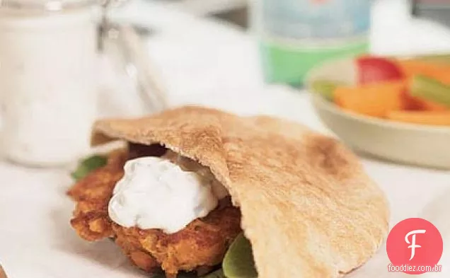 Falafel Pitas com molho de pepino e iogurte