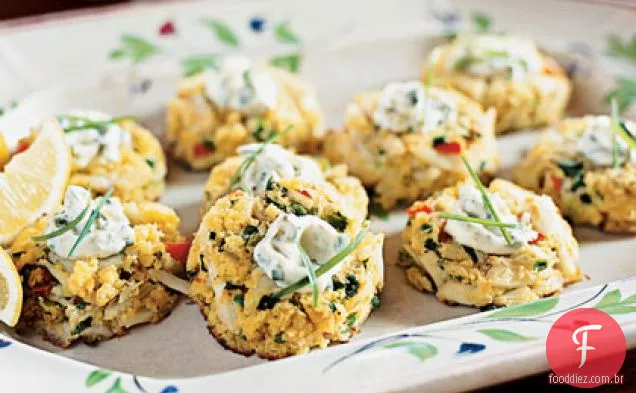 Mini bolos de caranguejo de Pão De Milho Com Molho De Limão e alcaparras