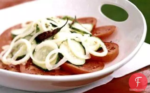 Pepinos picantes sobre tomates